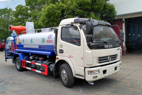 東風大多利卡霧炮車(8噸、30-40米噴霧機)