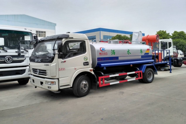 東風大多利卡霧炮車(8噸、30-40米噴霧機)圖片