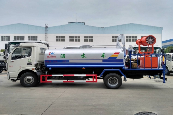 東風大多利卡霧炮車(8噸、30-40米噴霧機)圖片